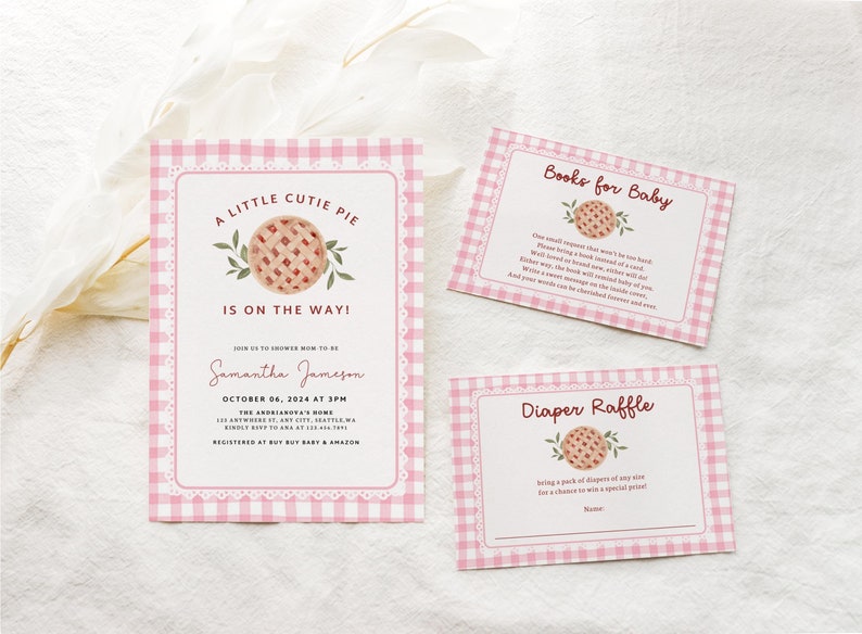 Puede incluir: Invitaci&oacute;n a una fiesta de bienvenida al beb&eacute; en gingham rosa y blanco con una ilustraci&oacute;n de pastel y el texto "A Little Cutie Pie Is On The Way!"  &Uacute;nete a nosotros para celebrar a la futura mam&aacute; Samantha Jameson el 06 de octubre de 2024 a las 3:00 PM The Anderson's Home 123 Anywhere Rd, Any City, Seattle, WA Por favor, confirma tu asistencia antes del 15 de agosto de 2024. Lista de regalos en Buy Buy Baby & Amazon