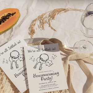 K&ouml;nnte beinhalten: Eine schwarz-wei&szlig;e Einladung zu einer Einweihungsparty mit einer Schl&uuml;ssel- und Haus-Illustration. Der Text lautet "We're all settled in!" und "Housewarming Party!" mit Datum und Uhrzeit der Party.