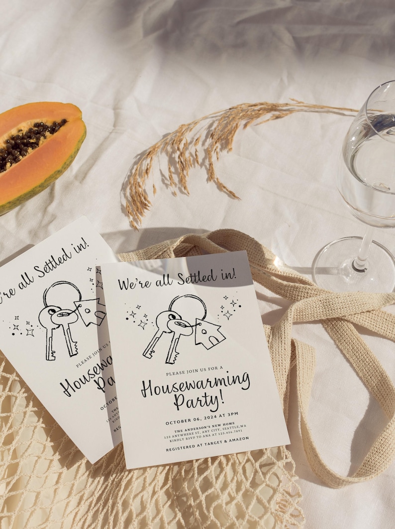 K&ouml;nnte beinhalten: Eine schwarz-wei&szlig;e Einladung zu einer Einweihungsparty mit einer Schl&uuml;ssel- und Haus-Illustration. Der Text lautet "We're all settled in!" und "Housewarming Party!" mit Datum und Uhrzeit der Party.
