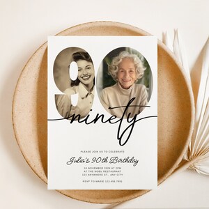 Puede incluir: Una tarjeta de invitaci&oacute;n blanca con texto negro y una foto de una mujer. El texto dice "Por favor, &uacute;nase a nosotros para celebrar el 90 cumplea&ntilde;os de Julia" e incluye la fecha, la hora, el lugar y la informaci&oacute;n de RSVP.
