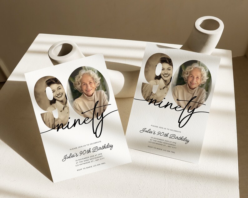 Puede incluir: Una tarjeta de invitaci&oacute;n blanca con una foto en blanco y negro de una mujer en el n&uacute;mero 90. El texto "ninety" est&aacute; escrito en cursiva. El texto "Please join us to celebrate Julia's 90th Birthday" est&aacute; impreso debajo del n&uacute;mero.