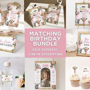Op de afbeelding: Een verzameling feestartikelen met een junglethema, waaronder borden, labels, cupcake toppers en waterfleslabels. De ontwerpen bevatten giraffen, zebra's en andere dieren, met roze en gouden accenten. De tekst bevat "Born Two Be Wild".
