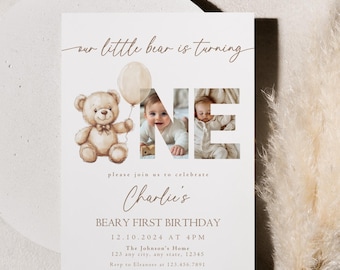 Puede incluir: Una tarjeta de invitación blanca con texto marrón anunciando una fiesta de primer cumpleaños para un bebé llamado Charlie. La invitación presenta una ilustración de un oso de peluche y el número "UNO" con fotos del bebé dentro del número. El texto dice "nuestro pequeño oso cumple UNO, únase a nosotros para celebrar el BEARY FIRST BIRTHDAY de Charlie, 12.10.2024 A LAS 4 PM, The Johnson's Home, 123 any city, any state, 12345, RSVP a Eleanore al 123.456.7891."