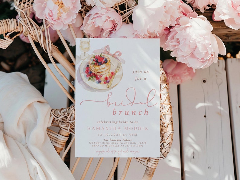 Peut inclure: Une carte blanche avec du texte rose annon&ccedil;ant un brunch de mariage pour Samantha Morris le 10 d&eacute;cembre 2024 &agrave; 16h00. La carte pr&eacute;sente une illustration aquarelle d'une assiette de cr&ecirc;pes avec des baies et un verre de vin blanc.
