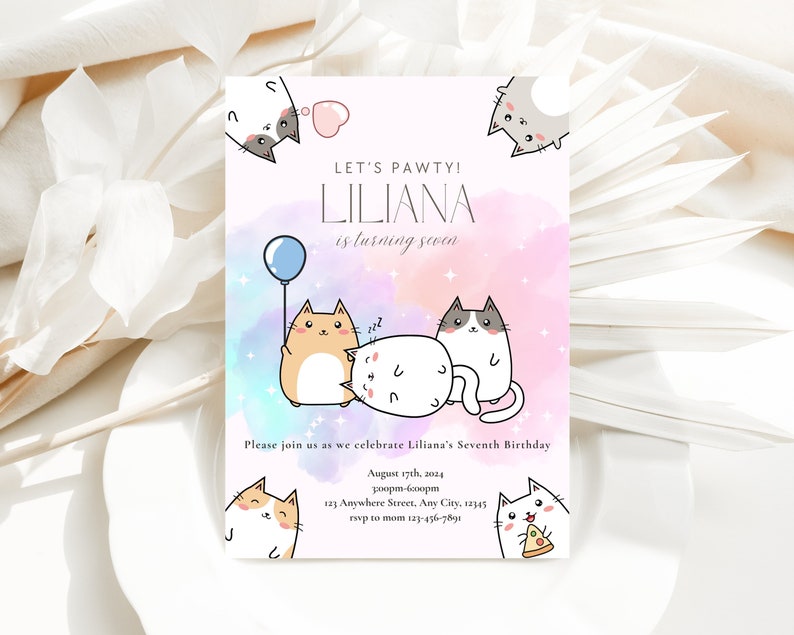 Puede incluir: Un fondo de acuarela rosa y azul con una linda ilustraci&oacute;n de gato de dibujos animados. El texto "Let's Pawty! Liliana is turning seven" est&aacute; en la invitaci&oacute;n. La invitaci&oacute;n tambi&eacute;n incluye la fecha, la hora y la ubicaci&oacute;n de la fiesta.