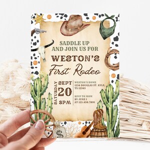 K&ouml;nnte beinhalten: Eine rustikale Einladung zu einer ersten Rodeo-Party. Die Einladung zeigt einen Cowboyhut, einen Kaktus, ein Lasso und ein Wagenrad. Der Text auf der Einladung lautet "Saddle Up and Join Us for Weston's First Rodeo". Datum und Uhrzeit der Veranstaltung sind mit "Samstag, 20. September, 15:00 Uhr" angegeben.