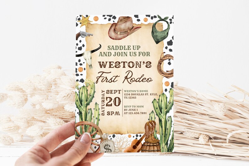 K&ouml;nnte beinhalten: Eine rustikale Einladung zu einer ersten Rodeo-Party. Die Einladung zeigt einen Cowboyhut, einen Kaktus, ein Lasso und ein Wagenrad. Der Text auf der Einladung lautet "Saddle Up and Join Us for Weston's First Rodeo". Datum und Uhrzeit der Veranstaltung sind mit "Samstag, 20. September, 15:00 Uhr" angegeben.