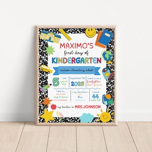 K&ouml;nnte beinhalten: Ein gerahmter Druck f&uuml;r den ersten Kindergartentag eines Kindes. Der Druck zeigt den Text "MAXIMO'S first day of KINDERGARTEN" mit farbenfrohen Illustrationen von Schulmaterialien und einem Smiley. Das Kind ist 5 Jahre alt und 112 cm gro&szlig;.