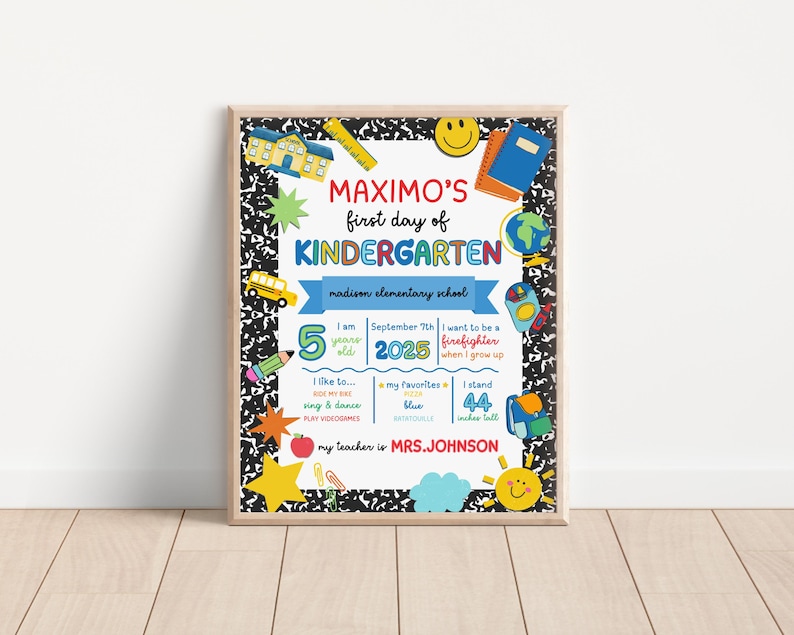 K&ouml;nnte beinhalten: Ein gerahmter Druck f&uuml;r den ersten Kindergartentag eines Kindes. Der Druck zeigt den Text "MAXIMO'S first day of KINDERGARTEN" mit farbenfrohen Illustrationen von Schulmaterialien und einem Smiley. Das Kind ist 5 Jahre alt und 112 cm gro&szlig;.