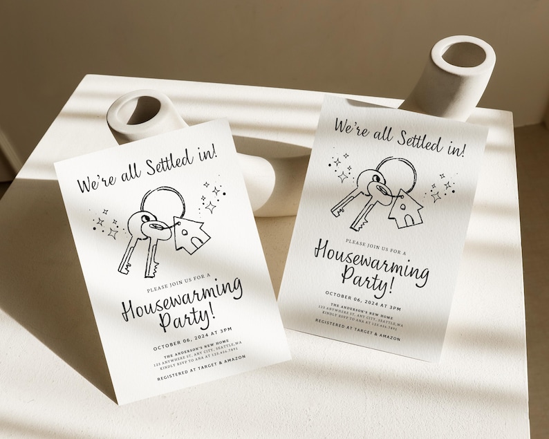 K&ouml;nnte beinhalten: Zwei schwarz-wei&szlig;e Einladungen zu einer Einweihungsfeier mit einer Schl&uuml;ssel- und Haus-Illustration. Der Text auf den Einladungen lautet "We're all settled in!" und "Please join us for a Housewarming Party!" Das Datum und die Uhrzeit der Party sind mit "October 04, 2024 at 3PM" angegeben.