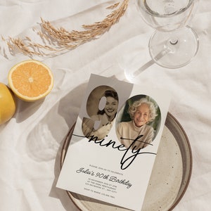 Puede incluir: Una tarjeta de invitaci&oacute;n blanca con texto negro que dice "ninety" y "Por favor, &uacute;nase a nosotros para celebrar el 90 cumplea&ntilde;os de Julia". La tarjeta presenta dos fotos en blanco y negro de una mujer, una m&aacute;s joven y otra m&aacute;s mayor, en forma del n&uacute;mero 90.