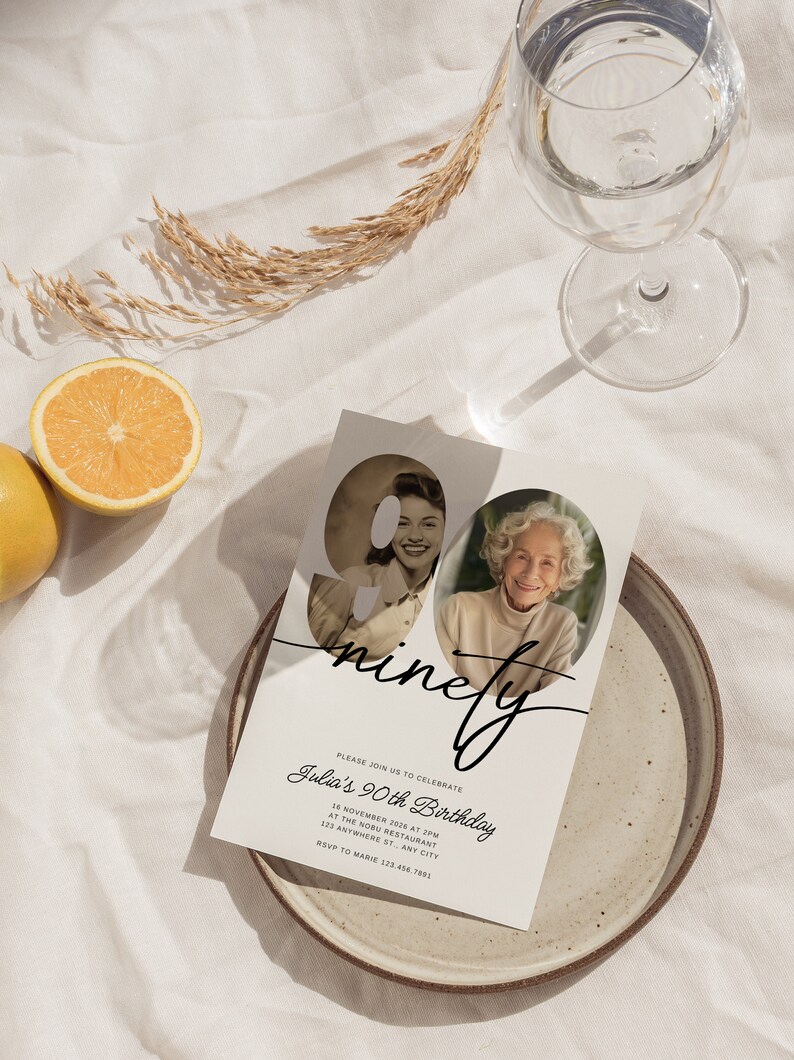 Puede incluir: Una tarjeta de invitaci&oacute;n blanca con texto negro que dice "ninety" y "Por favor, &uacute;nase a nosotros para celebrar el 90 cumplea&ntilde;os de Julia". La tarjeta presenta dos fotos en blanco y negro de una mujer, una m&aacute;s joven y otra m&aacute;s mayor, en forma del n&uacute;mero 90.