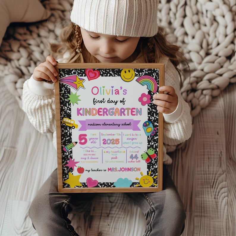 K&ouml;nnte beinhalten: Ein gerahmtes Schild mit dem Text "Olivia's first day of KINDERGARTEN" in Rosa und Gr&uuml;n. Das Schild enth&auml;lt einen Schulbus, einen Regenbogen und andere farbenfrohe Grafiken. Das Schild enth&auml;lt auch den Text "5 Jahre alt" und "112 cm gro&szlig;".