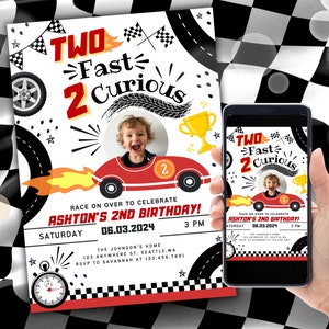 Może przedstawiać: Zaproszenie urodzinowe z motywem samochodu wyścigowego. Zaproszenie zawiera tekst "TWO Fast 2 Curious" i "Ashton's 2nd Birthday!" w kolorze czerwonym i czarnym. Zdjęcie dziecka znajduje się w czerwonym samochodzie wyścigowym. Zaproszenie jest na białym tle.