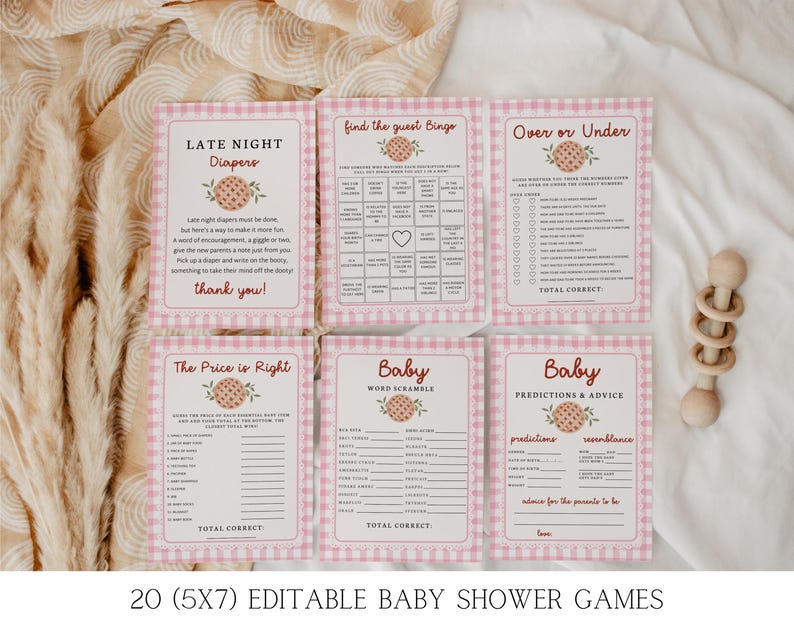 Puede incluir: Un conjunto de seis tarjetas de juegos para baby shower en rosa y blanco con borde de cuadros. Las tarjetas incluyen juegos como "Late Night Diapers" y "The Price is Right". Un sonajero de madera est&aacute; a la derecha. Miden 12,7 cm x 17,8 cm.