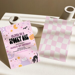 Puede incluir: Invitaci&oacute;n de cumplea&ntilde;os de Halloween de color rosa y morado con el texto "Olivia is a Spooky One" y "Olivia's 1st Birthday". La invitaci&oacute;n presenta un gato negro, un caldero, una ara&ntilde;a y otras im&aacute;genes de tem&aacute;tica de Halloween.