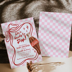 Puede incluir: Invitaci&oacute;n a un baby shower con un patr&oacute;n de cuadros rosas y blancos. La invitaci&oacute;n presenta el texto "She's Ready to Pop!" y un dibujo de una botella de cola. La invitaci&oacute;n incluye el nombre de Scarlett Anderson y los detalles del evento.