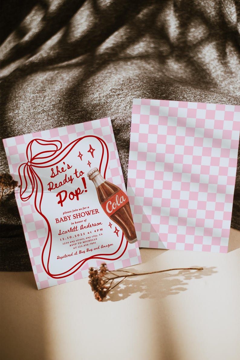 Puede incluir: Invitaci&oacute;n a un baby shower con un patr&oacute;n de cuadros rosas y blancos. La invitaci&oacute;n presenta el texto "She's Ready to Pop!" y un dibujo de una botella de cola. La invitaci&oacute;n incluye el nombre de Scarlett Anderson y los detalles del evento.