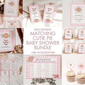 Puede incluir: Letreros imprimibles para baby shower de gingham rosa y blanco con tem&aacute;tica de pastel. Los letreros incluyen un letrero de bienvenida, un letrero de rifa de pa&ntilde;ales, un letrero de libros para beb&eacute;s, un letrero personalizado, un letrero de juego y un calendario. Los letreros se venden por separado.