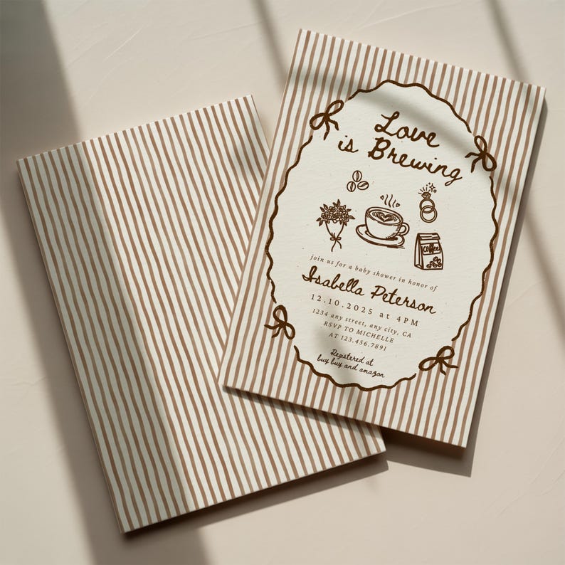 Peut inclure: Deux faire-part de baby shower avec un fond &agrave; rayures. L'invitation pr&eacute;sente le texte "Love is Brewing" et les d&eacute;tails de l'&eacute;v&eacute;nement &agrave; l'encre marron, dont le nom Isabella Peterson et la date.
