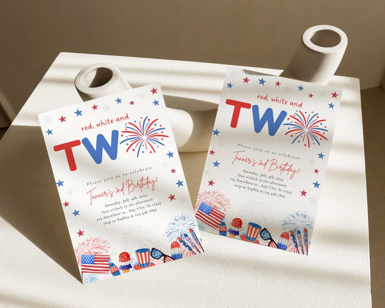 Op de afbeelding: Rode, witte en blauwe verjaardagsuitnodiging met vuurwerk en sterren. De uitnodiging zegt "rood, wit en TWEE" en "Tanners 2e verjaardag!"