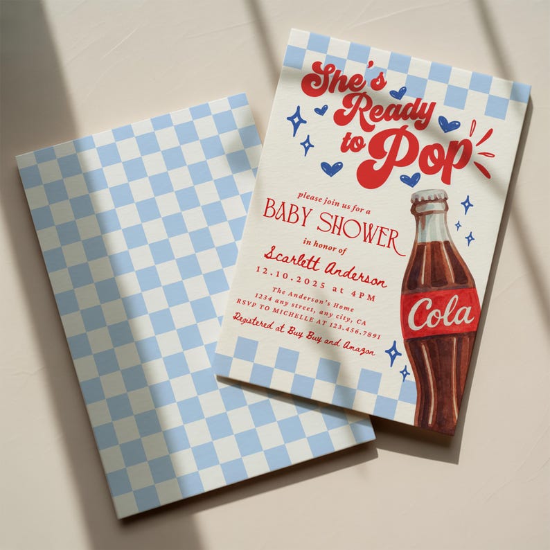 Może przedstawiać: Zaproszenie na baby shower w stylu retro. Zaproszenie zawiera napis "She's Ready to Pop" w czerwonym skrypcie, ilustrację butelki coli i szczeg&oacute;ły wydarzenia. Tło ma niebiesko-biały wz&oacute;r w kratkę.