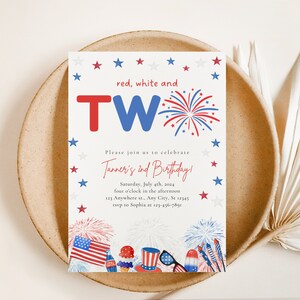 Op de afbeelding: Een rood, wit en blauwe verjaardagsuitnodiging met een feestelijk ontwerp met vuurwerk, sterren en het getal "TWEE". De uitnodiging bevat de tekst "Vier samen met ons Tanners 2e verjaardag!" en details over de datum, tijd en locatie van het feest.