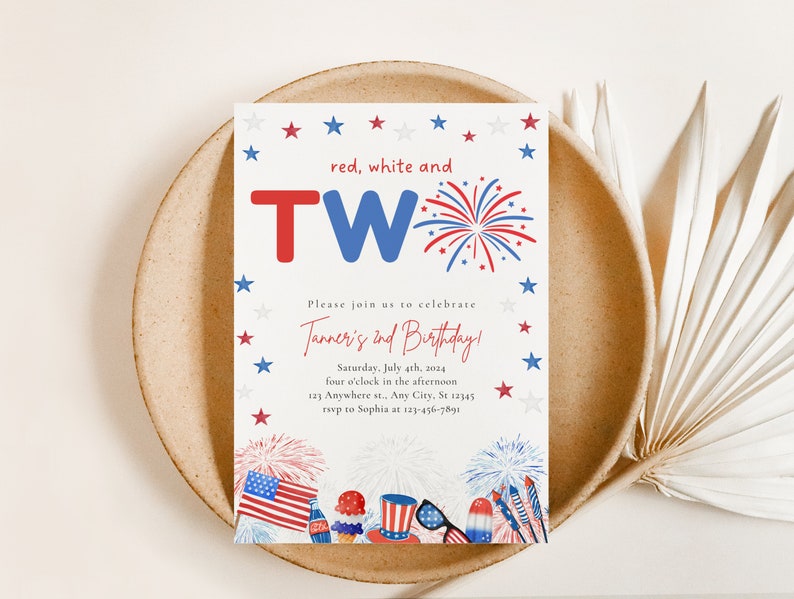 Op de afbeelding: Een rood, wit en blauwe verjaardagsuitnodiging met een feestelijk ontwerp met vuurwerk, sterren en het getal "TWEE". De uitnodiging bevat de tekst "Vier samen met ons Tanners 2e verjaardag!" en details over de datum, tijd en locatie van het feest.