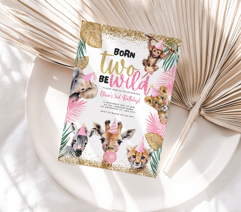 Op de afbeelding: Een uitnodiging voor een feestje met junglethema. De uitnodiging bevat de tekst "Born Two Be Wild" in zwart en roze, samen met illustraties van een zebra, giraf, cheetah, olifant, aap en leeuw. De uitnodiging is versierd met roze bladeren en gouden glitter.