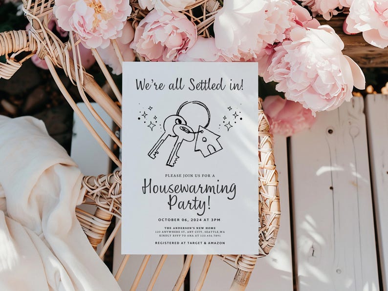 K&ouml;nnte beinhalten: Eine wei&szlig;e Karte mit schwarzem Text und einer einfachen Illustration eines Hausschl&uuml;ssels und eines Hauses. Der Text lautet "We're all settled in!" und "Please join us for a Housewarming Party!" mit Datum und Uhrzeit der Party, der Adresse und den Registrierungsinformationen.