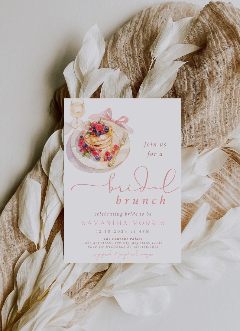 Peut inclure: Une invitation &agrave; un brunch de mariage rose et blanc avec une illustration aquarelle d'une assiette de cr&ecirc;pes aux baies et d'un verre de champagne. L'invitation comprend le texte "join us for a bridal brunch", "celebrating bride to be SAMANTHA MORRIS", "12.10.2024 at 4 PM", "The Pancake Palace", "1234 any street, any city, any state, 12345", et "RSVP TO MICHELLE AT 123.456.7891".