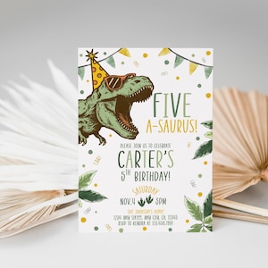 Może przedstawiać: Zaproszenie urodzinowe z kresk&oacute;wkowym dinozaurem w okularach przeciwsłonecznych i czapce imprezowej. Tekst brzmi "FIVE A-SAURUS!" i "CARTER'S 5TH BIRTHDAY!". Zaproszenie jest ozdobione zielonymi liśćmi i ż&oacute;łtym konfetti.