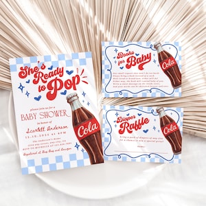 Może przedstawiać: Zestaw papeterii na baby shower w stylu retro. Gł&oacute;wne zaproszenie głosi "She's Ready to Pop" w czerwonym kolorze, z ilustracją butelki dla dziecka. Dodatkowe karty z napisami "Books for Baby" i "Diaper Raffle".