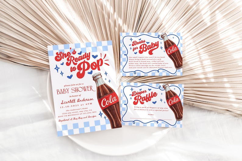 Może przedstawiać: Zestaw papeterii na baby shower w stylu retro. Gł&oacute;wne zaproszenie głosi "She's Ready to Pop" w czerwonym kolorze, z ilustracją butelki dla dziecka. Dodatkowe karty z napisami "Books for Baby" i "Diaper Raffle".