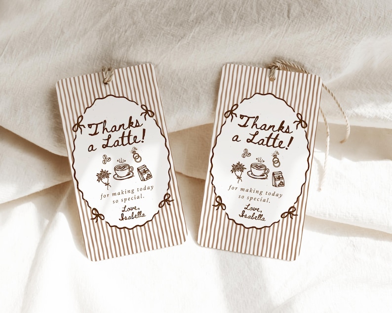 Peut inclure: Deux &eacute;tiquettes cadeaux rectangulaires &agrave; rayures verticales marron et un ovale blanc au centre. L'ovale contient le texte "Thanks a Latte!" et des illustrations de caf&eacute;. Chaque &eacute;tiquette a une ficelle attach&eacute;e.