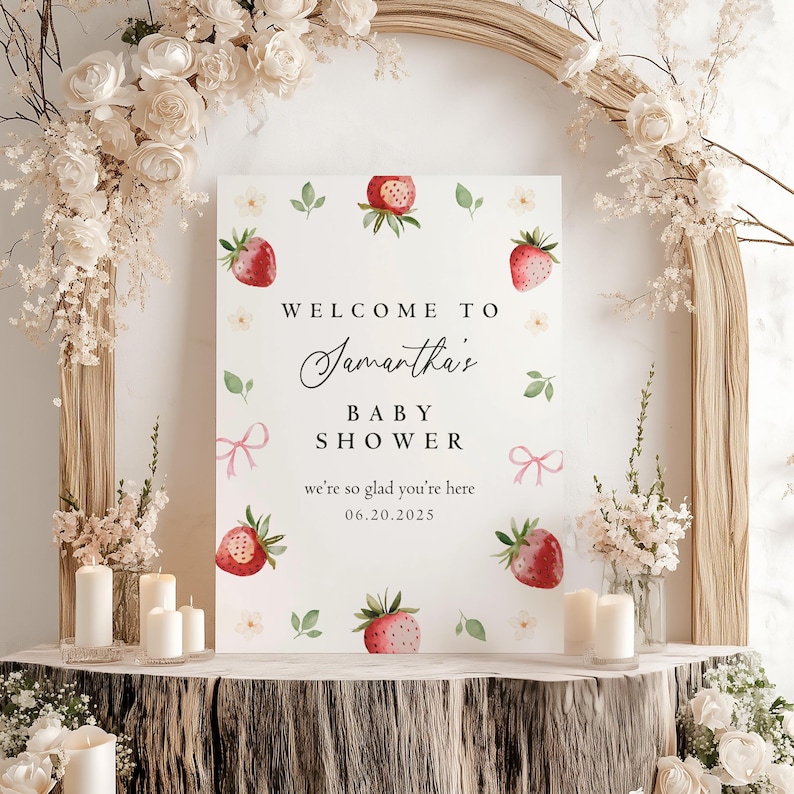 Peut inclure: Une pancarte de bienvenue blanche avec un motif de fraises aquarelle. La pancarte indique "Bienvenue &agrave; la f&ecirc;te pr&eacute;natale de Samantha" et "Nous sommes ravis de vous accueillir 06.20.2025".
