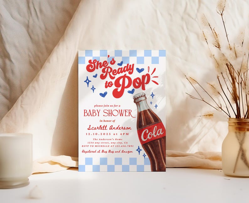 Puede incluir: Una invitaci&oacute;n para un baby shower con un tema retro. La invitaci&oacute;n presenta el texto "She's Ready to Pop" en rojo y azul, junto con una ilustraci&oacute;n de una botella de cola. La invitaci&oacute;n incluye detalles para el baby shower de Scarlett Anderson.