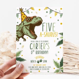 Może przedstawiać: Zaproszenie urodzinowe z kresk&oacute;wkowym dinozaurem w okularach przeciwsłonecznych i czapce imprezowej. Tekst brzmi "FIVE A-SAURUS!" i ogłasza 5. urodziny Cartera 4 listopada o 15:00. Projekt zawiera liście i konfetti.