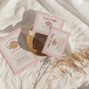 Puede incluir: Una invitaci&oacute;n de baby shower en papel de cuadros rosa y blanco con un gr&aacute;fico de pastel y el texto "A Little Cutie Pie Is On The Way!" La invitaci&oacute;n tambi&eacute;n incluye el nombre "Samantha Jones" y la fecha "October 14, 2023 at 2:00 PM".