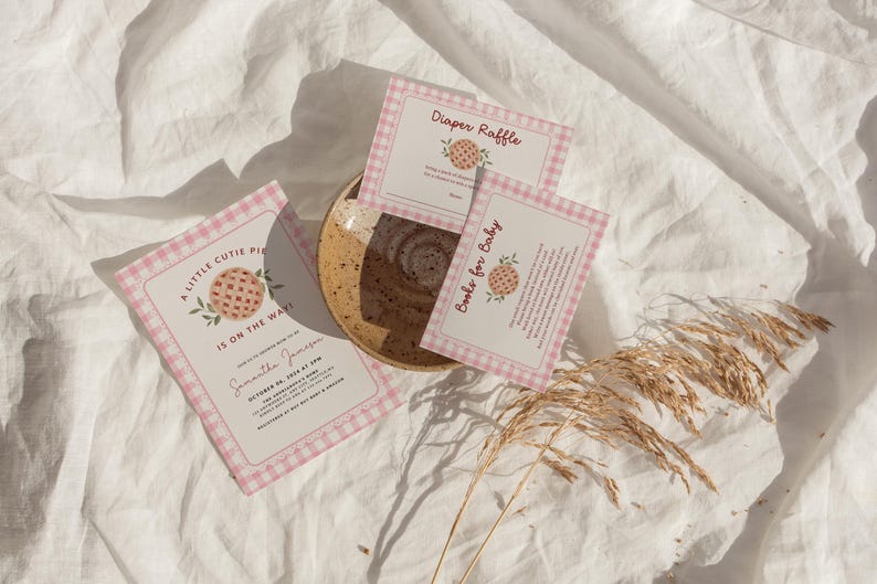 Puede incluir: Una invitaci&oacute;n de baby shower en papel de cuadros rosa y blanco con un gr&aacute;fico de pastel y el texto "A Little Cutie Pie Is On The Way!" La invitaci&oacute;n tambi&eacute;n incluye el nombre "Samantha Jones" y la fecha "October 14, 2023 at 2:00 PM".