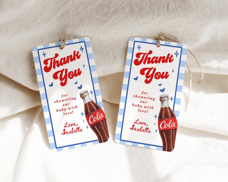 Może przedstawiać: Dwie prostokątne etykiety na prezenty z niebiesko-białą kratką. Etykiety zawierają napis "Thank You" w czerwonym skrypcie, z tekstem "for showering our baby with love!" i "Love, Isabella" poniżej. Prezentowana jest ilustracja butelki coli.