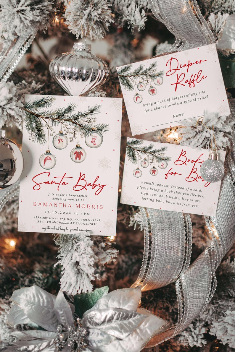 K&ouml;nnte beinhalten: Eine Weihnachts-Babyparty-Einladung mit einem roten und wei&szlig;en Farbschema. Die Einladung zeigt eine Aquarell-Illustration eines Kiefernzweigs mit Ornamenten. Der Text lautet "Santa Baby" und enth&auml;lt den Namen der werdenden Mutter, das Datum und die Uhrzeit der Party sowie die Adresse. Die Einladung enth&auml;lt auch Informationen &uuml;ber die Geschenkregistrierung und die RSVP.