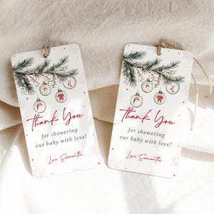 K&ouml;nnte beinhalten: Zwei wei&szlig;e Dankesch&ouml;n-Etiketten mit rotem Text und einer Aquarell-Illustration eines Kiefernzweigs mit Ornamenten. Der Text lautet "Vielen Dank, dass Sie unser Baby mit Liebe beschenkt haben! Liebe Samantha".