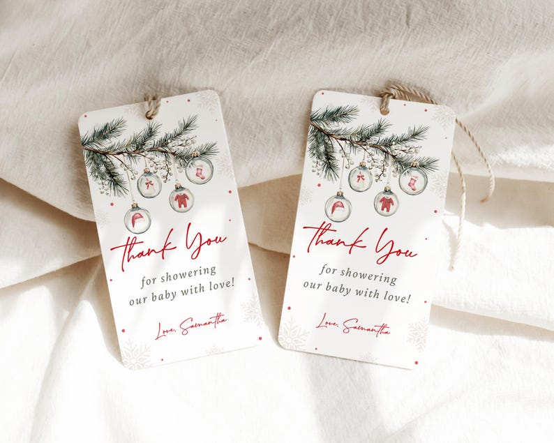 K&ouml;nnte beinhalten: Zwei wei&szlig;e Dankesch&ouml;n-Etiketten mit rotem Text und einer Aquarell-Illustration eines Kiefernzweigs mit Ornamenten. Der Text lautet "Vielen Dank, dass Sie unser Baby mit Liebe beschenkt haben! Liebe Samantha".