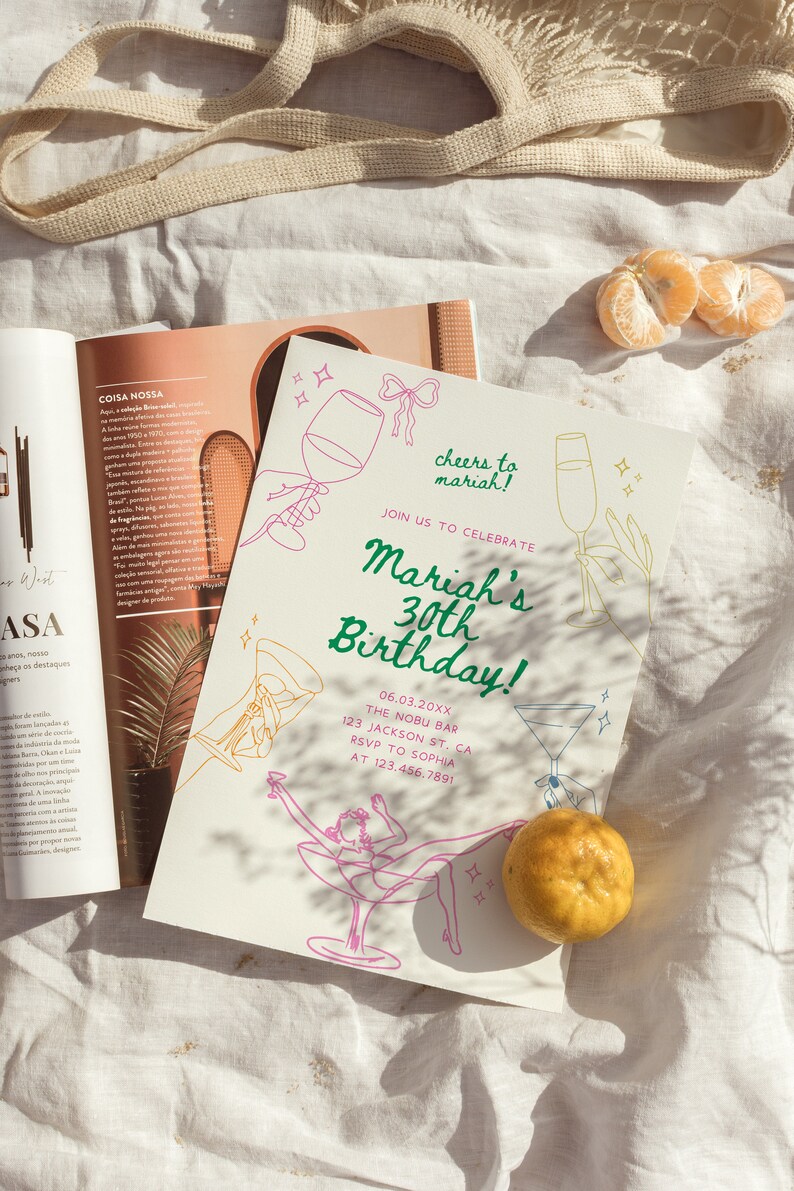 Może przedstawiać: Biała karta z zaproszeniem z zielono-r&oacute;żową ilustracją kobiety w kieliszku martini. Tekst na karcie brzmi "Cheers to Mariah!" i "Mariah's 30th Birthday!" z datą, miejscem i informacjami RSVP poniżej.