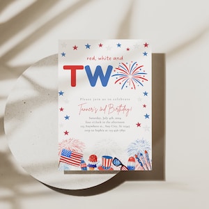 Op de afbeelding: Een rode, witte en blauwe verjaardagsuitnodiging met een vuurwerkontwerp en de tekst "red, white and TWO" en "Tanner's 2nd Birthday!" De uitnodiging bevat details over het feest, inclusief datum, tijd en locatie.