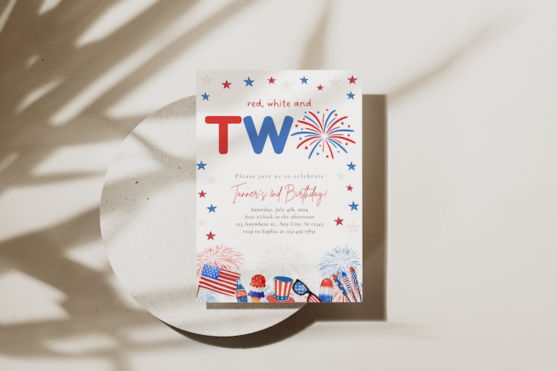 Op de afbeelding: Een rode, witte en blauwe verjaardagsuitnodiging met een vuurwerkontwerp en de tekst "red, white and TWO" en "Tanner's 2nd Birthday!" De uitnodiging bevat details over het feest, inclusief datum, tijd en locatie.