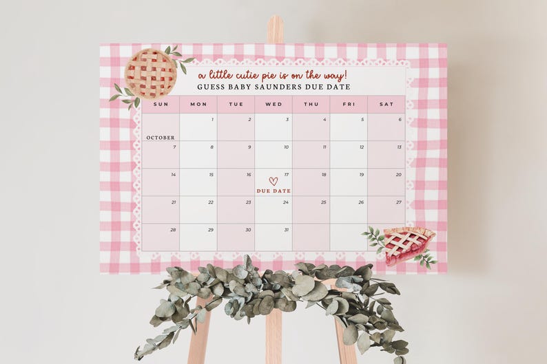 Puede incluir: Un calendario de baby shower a cuadros rosas y blancos con el texto "a little cutie pie is on the way!" y "GUESS BABY SAUNDERS DUE DATE". El calendario presenta un gr&aacute;fico de pastel y un coraz&oacute;n que marca la fecha de vencimiento.