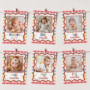 Puede incluir: Seis tarjetas de hitos rectangulares colgadas de una cuerda, cada una con un borde festoneado con un patr&oacute;n de cuadros vichy rojo y blanco y rayas coloridas. Las tarjetas muestran fotos de beb&eacute;s y etiquetas de reci&eacute;n nacido a cinco meses.