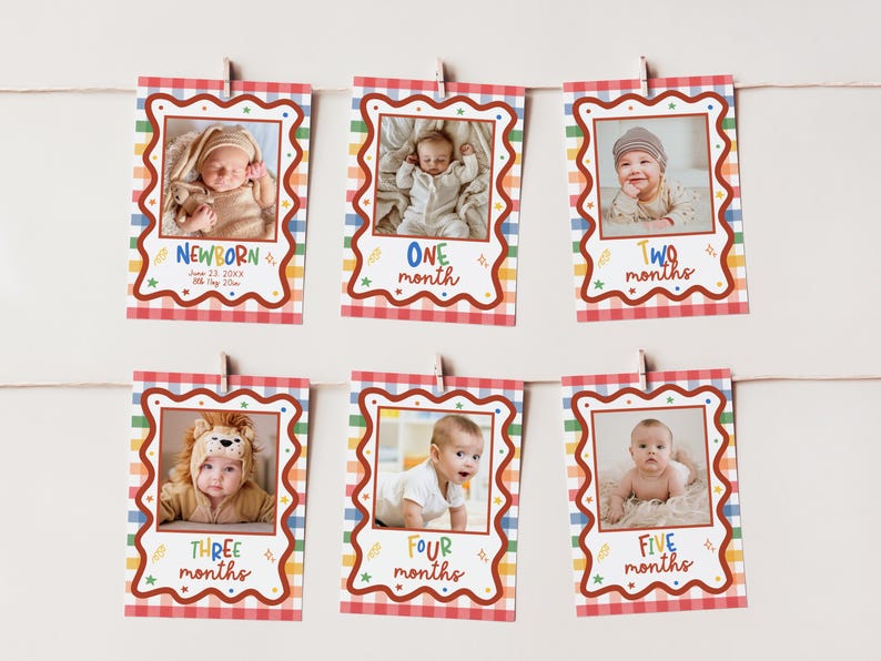 Puede incluir: Seis tarjetas de hitos rectangulares colgadas de una cuerda, cada una con un borde festoneado con un patr&oacute;n de cuadros vichy rojo y blanco y rayas coloridas. Las tarjetas muestran fotos de beb&eacute;s y etiquetas de reci&eacute;n nacido a cinco meses.
